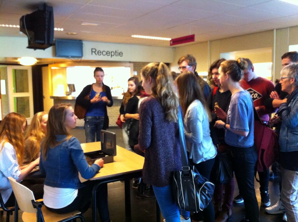 SFACTOR15's tweet image. Er staan vandaag lange rijen bij Schaersvoorde Slingelaan dus, we hebben extra kaartverkoop! Grote pauze @ receptie!