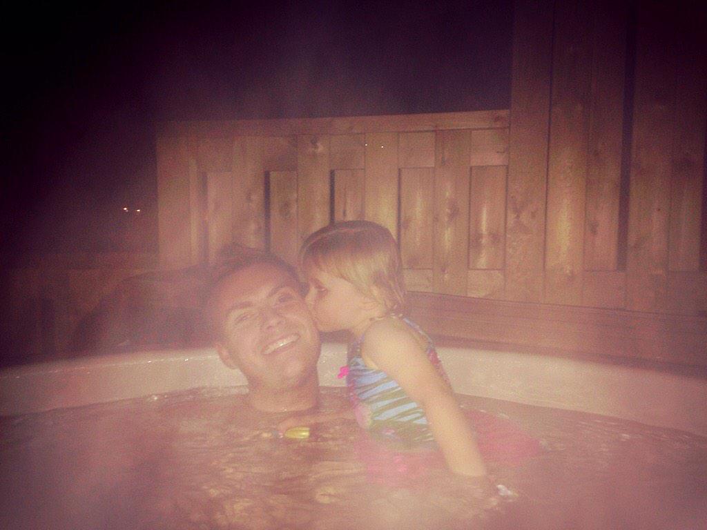 aveyard_helen's tweet photo. Fun in the hot tub @simbothebimbo http://t.co/FkND1Cx4xP