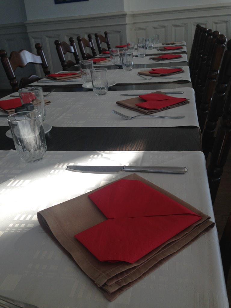 SurvalMontreux's tweet photo. Liberal Art girls working on Valentine's spirit #ValentinesDayComing #etiquette #fancytable http://t.co/1Mzqu3UO0z