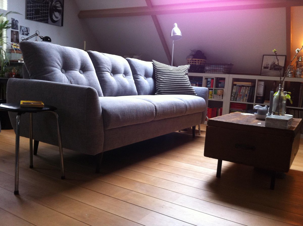 Lotske's tweet image. Jaaa! De nieuwe bank is er! #DeBommelMeubelen #Superblij