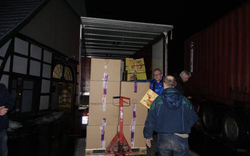 InterMissionDE's tweet photo. Der Container wurde am Freitag beladen und geht heute von Hamburg nach Freetown. http://t.co/KHJ4bTl7Y3 http://t.co/6PsfmLxBHM