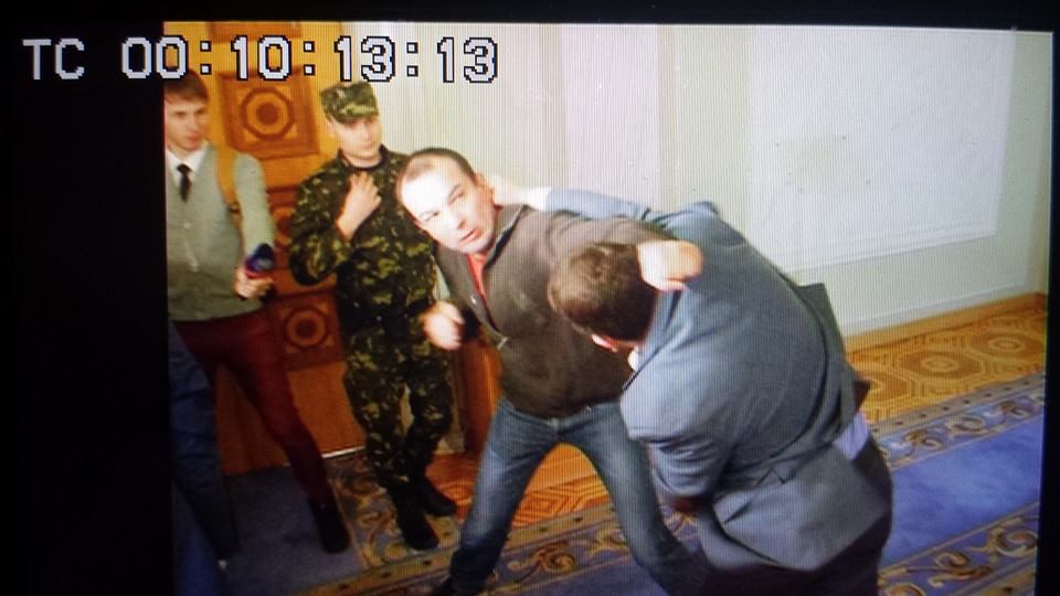 Гройсман предложил запретить двум нардепам посещать заседания в течение 5 дней из-за драки