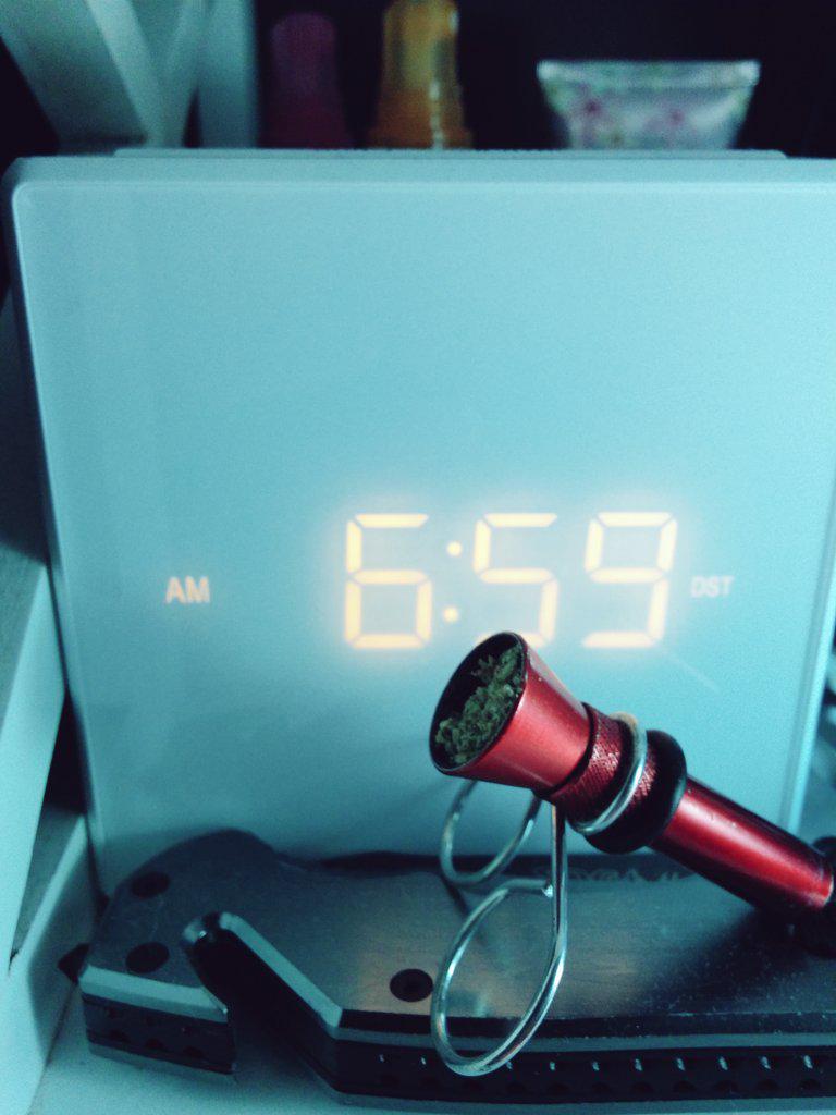 stonerblazing's tweet photo. Early wake n bake 👌
Fucking love when he packs me tokes before he leaves for school ❤❤❤ http://t.co/sggsT6anHj