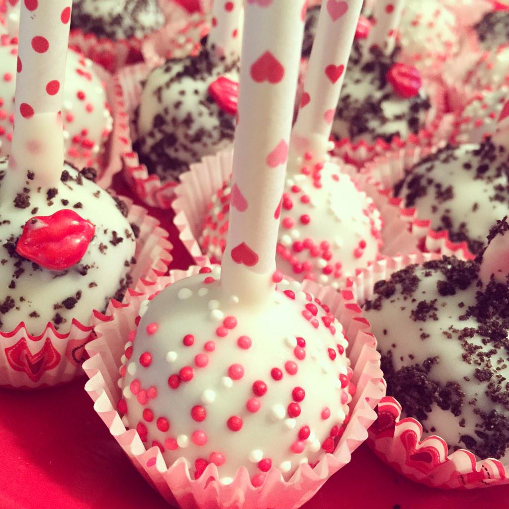 TreatMeSweet1's tweet photo. #ValentinesDay #cakepops #oreocakepops #vanillacakepops #yum http://t.co/KdQNmoKU6I