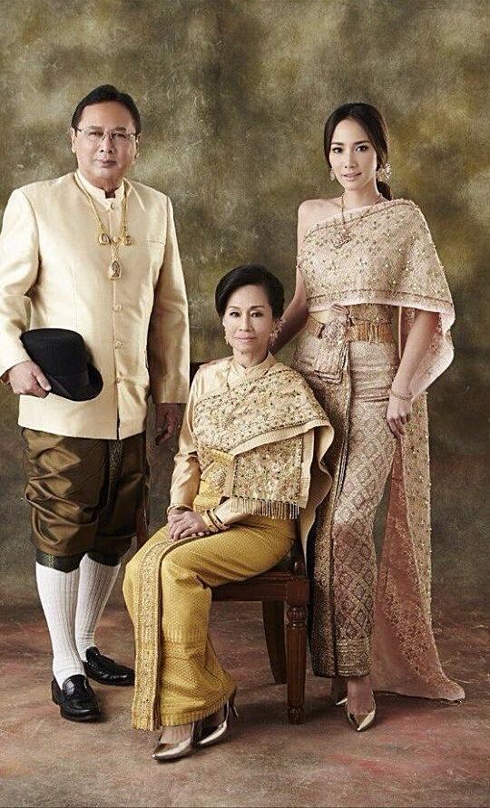 SupotNTV's tweet photo. "อั้ม พัชราภา" สวมชุดไทยถ่ายภาพพร้อมคุณพ่อคุณแม่ ลงหนังสือ 100 ปี ดัดดรุณี http://t.co/9xuqpHTUmj