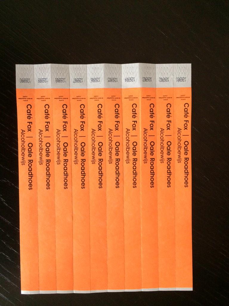 De bandjes zijn bij Brugman alleen verkrijgbaar voor deelnemers van de optocht! Voor anderen: <a href="/oaleroadhoes/">Ruud Droste</a>  <a href="/cafeFOX/">cafeFOX</a>