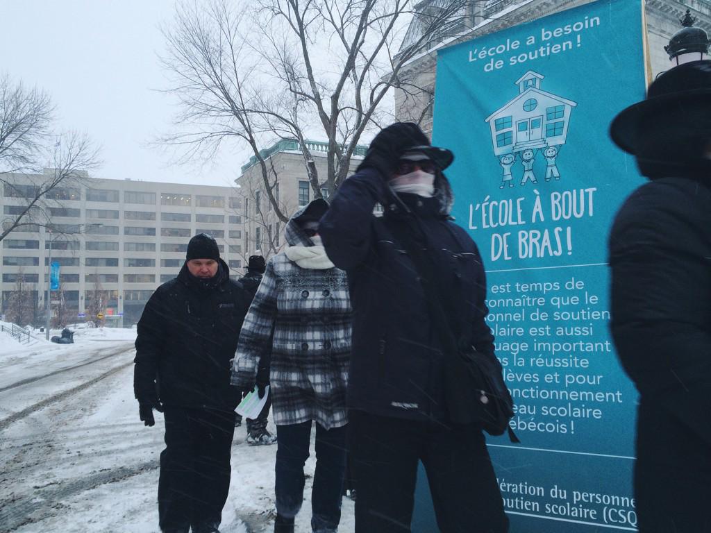 AVanRassel's tweet image. Manifestation des représentants du FPSS devant l'Hôtel du Parlement. Ils veulent rencontre avec le Min Bolduc #RCQC