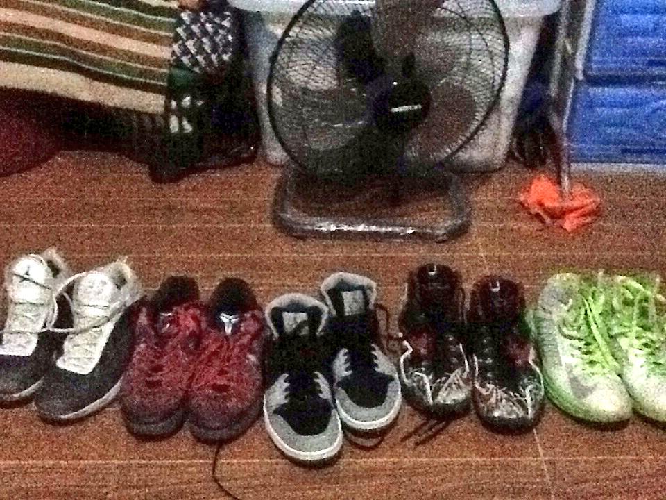 13borishahaha's tweet photo. Alin kaya maisuot bukas sa p.e
#AJ23
#KOBE9ph
#AJ1
#LEBRON10
#HYPERDUNK2012 http://t.co/huNJg6fyDy