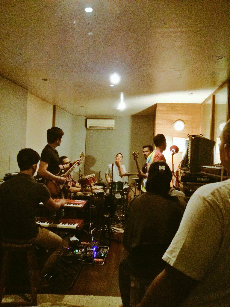 dessentialsBKS's tweet photo. Yeeeaaaay! "@JazzyNiteCitos: Nengok @MaliqMusic latihan! Utk di @citosjakarta besok! Are u ready? @dessentialsBKS  http://t.co/UxvSuvvy3W"