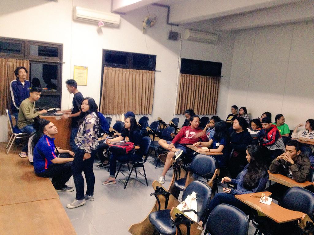 Malam ini, sineas muda angkatan 2014 lagi ada rapat untuk penyelenggaraan Movie Monday nih :)