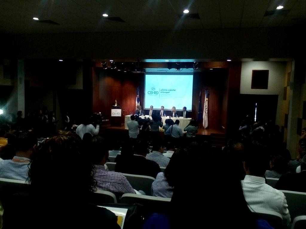 OACIconsultores's tweet photo. OACI participa de Conferencia #comoexportar a Europa. @ceird @ADOEXPO @Vladimircpf http://t.co/YtcXrCLmdW