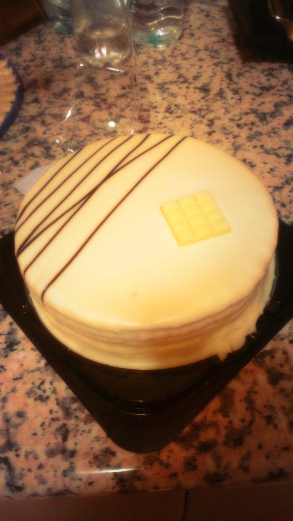 MarttaCongostto's tweet photo. Aunque me vaya a poner gordi.. Muchas gracias a @Lauriya_dmj, @cristi_a_a y a @ElenaPalominoGo por el detalle 😍 http://t.co/IKsl5qvF1F