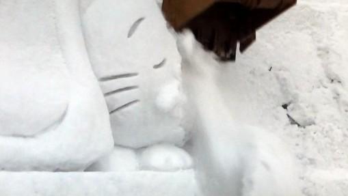 Sapporo Snow Festival vira show de demolição da neve! B9pee11CAAEWXsT
