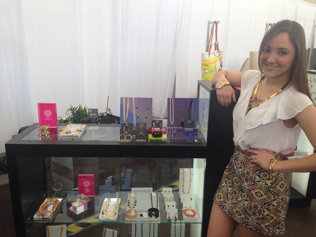 Ayer en el #FestivalDelAccesorio en <a href="/liverpoolmexico/">Liverpool México</a> nos visito <a href="/sherlyny/">Sherlyn</a> feliz con su collar Vince Camuto!