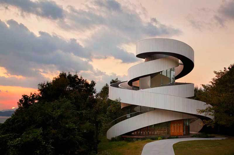 aggregatte's tweet photo. Mirad que bonitas estas escaleras de caracol entrelazadas en la capilla Ribbon http://t.co/7uVzkvumtT Vía @e_struc http://t.co/z7nzQhKCEx