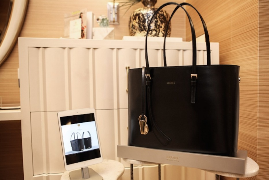 Soon you can charge your gadgets on the go... with your purse by <a href="/LeohtWT/">Leoht Wearable Tech</a>! buff.ly/1FCDJvJ #WearableTech