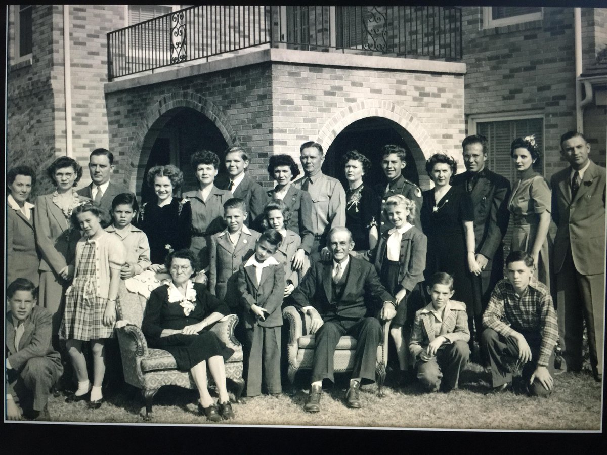 BamaCompanies's tweet photo. #tbt #Throwbackthursday The Marshall family circa 1945. Tulsa founders Paul and Lilah are all the way on the right. http://t.co/74LojsnTVq