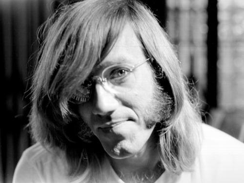 Happy Birthday Ray Manzarek... Un genio musical , el equilibro de una de las mejores bandas!  
