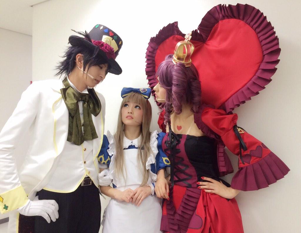 石井美絵子 そうそう この帽子屋との睨み合いの後は アリスによって宥められ 仲良く記念写真 アリスには 敵わん ハトミュ Http T Co Dtompfjxzj