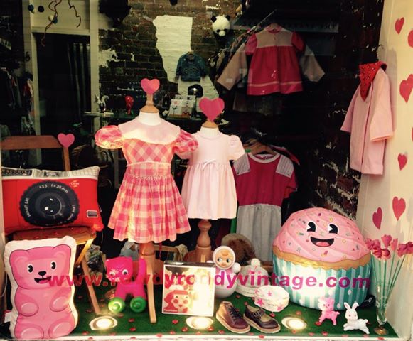 .<a href="/wooufbarcelona/">Woouf!</a>  What do you think about our #valentines window? #feelingthelove #kidsvintage #kidsdesigner #glasgow