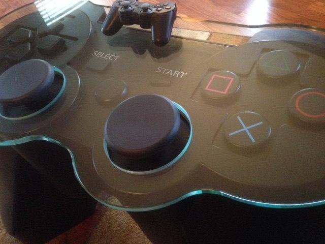 RegionPS's tweet photo. Venden una mesa en forma de DualShock 3 por 3.000 dólares - http://t.co/lhyPG76Fqd http://t.co/DRDXp4vivS