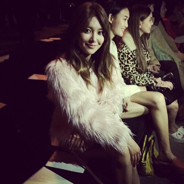  [PIC][09-02-2015]SooYoung khởi hành đi NY để tham dự "COACH 2015 FW New York Fashion Week" vào sáng nay B9qIAZqCIAEdxEd