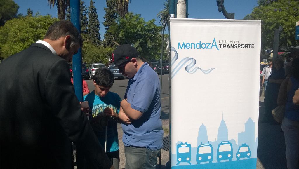 alecorrea75's tweet photo. Inauguración de paradas para personas ciegas en Braille @DiegoMPalau @GermanEjarque @PorMasInclusion @InclusionPj http://t.co/HynOd1pfpL