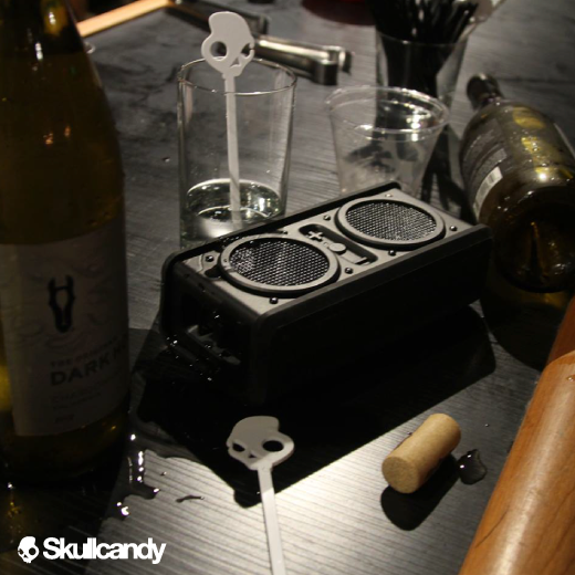 skullcandyec's tweet photo. ¡Porque los jueves también se farrea! Arma tu farra con tus #AirRaid #skullcandy #StayLoud #party #music #fun http://t.co/dfyICEDCTb