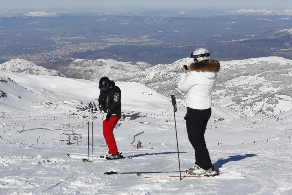 alexhd3's tweet photo. "@ElViajero_Pais:Sierra Nevada en 5 claves http://t.co/dhA9GFBYzA Todas las pistas para esquiar en Granada http://t.co/b1tXLbPu5d"@sansiteam