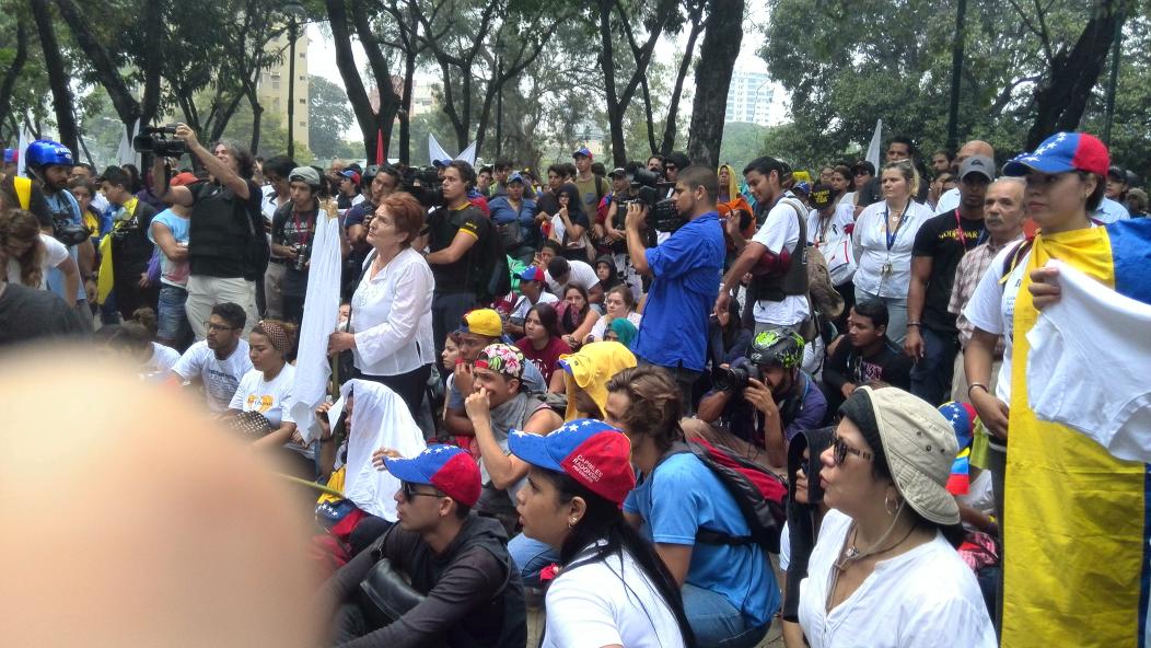 Alemoreq's tweet photo. Inicia misa conmemorativa en la calle #Marcha12F @contrapuntovzla http://t.co/L8lcqjD9D9
