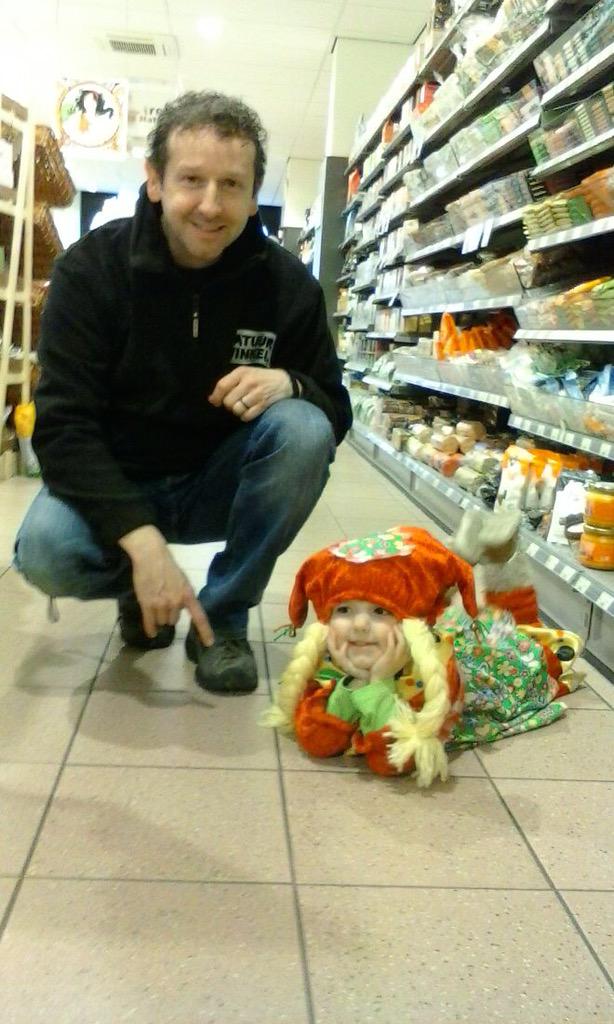 Grappig, staat ineens mijn dochter verkleed als Kwebbel in de winkel.