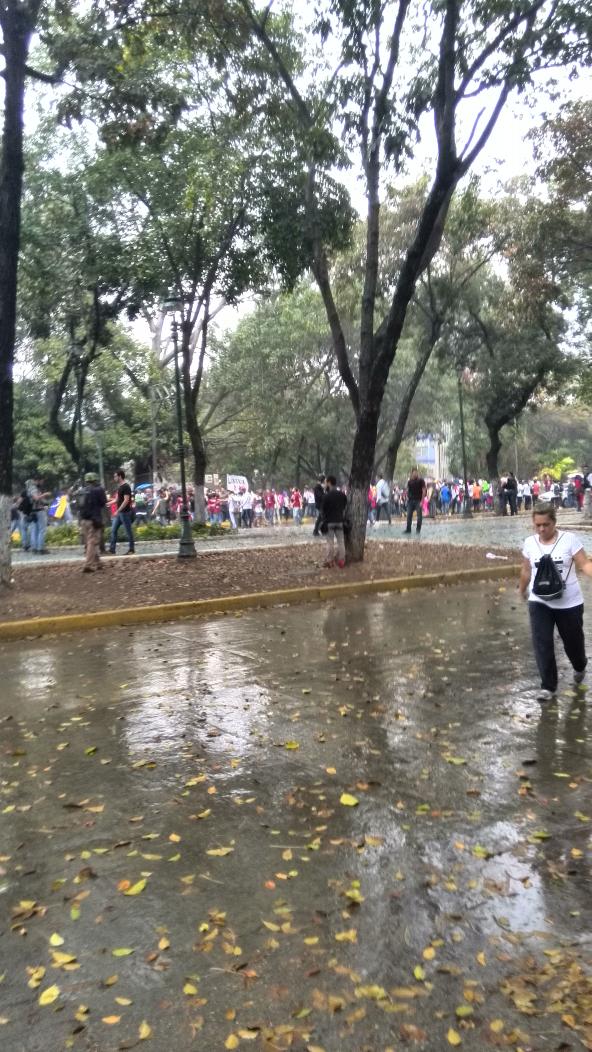 contrapuntovzla's tweet photo. RT @Alemoreq: Culminan oraciones "vamos a retirarnos pacíficamente" dicen en altavoz #Marcha12F http://t.co/6Xv2BDfSPJ