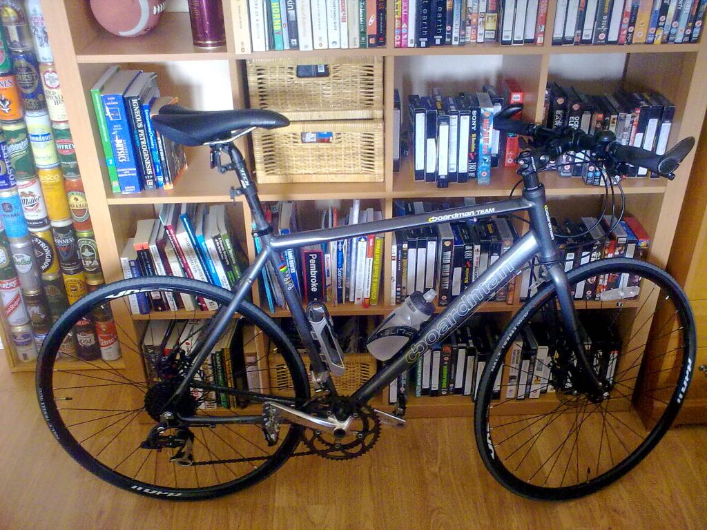 ManVsBike's tweet photo. #ThrowbackThursday: 2008 @boardman_bikes hybrid, 1st bike I bought myself, for #cardiff commuting. #obsessionbegins http://t.co/oxoRyuhgJF