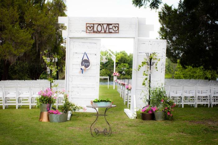 I love the entrance doors to the ceremony in today's wedding! aisleready.com/diy-wedding-wi…