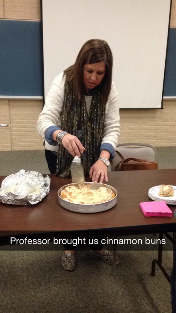 mikalasteiner15's tweet photo. Professor brought us cinnamon bunsπ #NotAHardingProb @Harding_Probs http://t.co/GjqwH1Tr4W