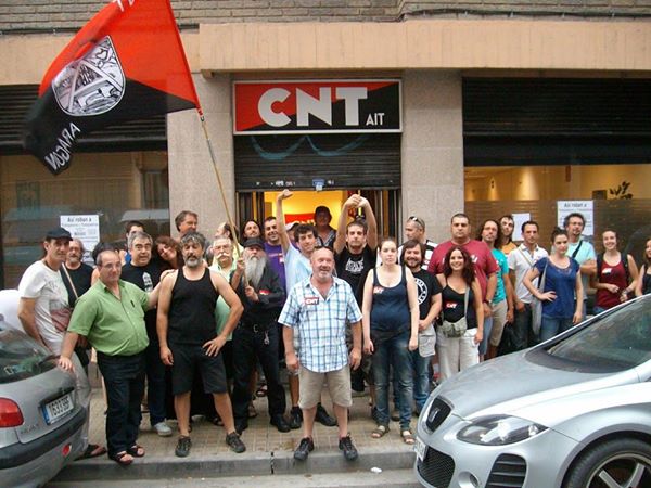 La policía ha desalojado la sede de <a href="/CNT_Zaragoza/">CNT Zaragoza</a> que veis en la foto. Difundamos, por favor. #RoboPSA #HolaDictadura