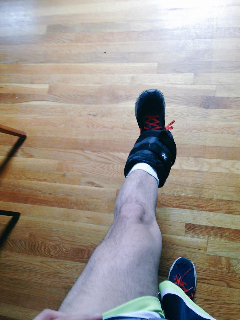 DCHomos's tweet photo. Doing some housework while workin on my thighs. #NeedTan
#ThighsThursday http://t.co/AEe590I4bw