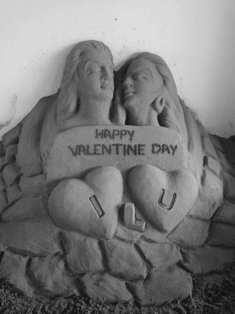 BaradaDs's tweet photo. #valentine day spl. #sandart @ @WorldOfSterling goldensand #puri http://t.co/btQc7Wi8uj