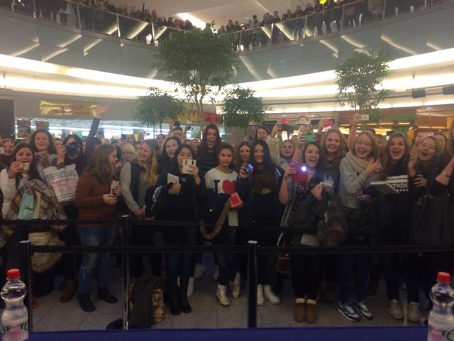 Es waren soviele #Saminators heute da!! Ihr macht mich so glücklich! 😍😭

DANKE ROSTOCK!! ❤️
ilysm. ✨