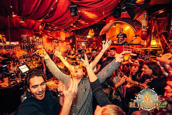 DJBenn_'s tweet photo. En we beginnen deze week in Rotterdam. Bij @DeVriendenLive is dat feestjuh vanavond!! #sexyalsikdans http://t.co/atqEDEx76m