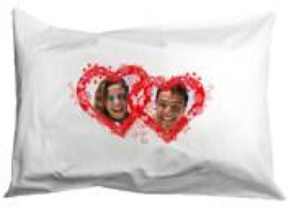 copypoint's tweet image. Wil je je vriend(in) laten weten dat je stapel op hem/haar bent? Kussenslopen met eigen foto. copypoint.nl