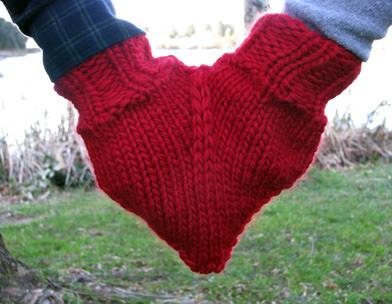 Lover Gloves : Smittens (DIY) : recyclart.org/2010/02/lover-… - #Glove #Knit #ValentinesDay