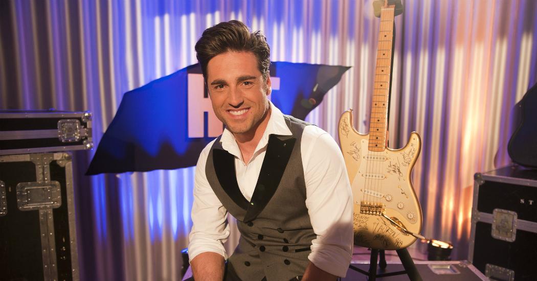 HIT_tve's tweet photo. .@AurynOficial @David_Busta @ACarmonaOficial @Martisima_SoyYo firman la guitarra del ganador. http://t.co/TqfH995yZY http://t.co/FtgsOX33vp