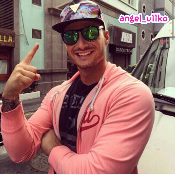 Angel_viiko's tweet photo. Buenas noches gordiito con la foto de tu super gorra me wncanta como tuu te quiero 😘😍😘😍😘😍😘 http://t.co/5ztPZBMsYn
