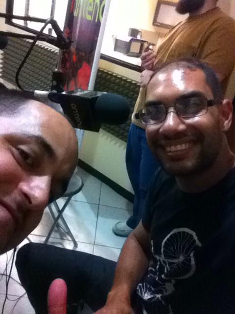 <a href="/LosBlends/">Los Blends</a> posando en el estudio gigante de <a href="/Antena1037FM/">Antena 103.7 FM</a> <a href="/ParaLuegoEsTrd/">ParaLuegoEsTarde</a>