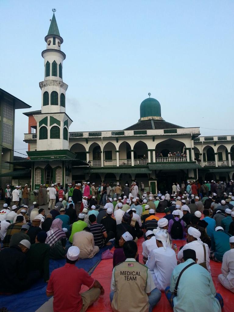 hmetromy's tweet photo. #PerginyaTokGuru Orang ramai di Masjid Tok Guru Pulau Melaka utk ziarah jenazah Datuk Nik Aziz.
Pix Razis Ismail http://t.co/f27tm9Jz6f