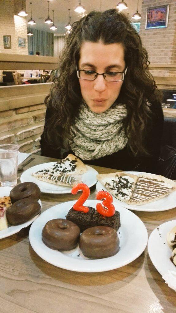 virginita_'s tweet photo. Celebración anticipada de cumple #23 #Sopresa #Soisgeniales :)) @vir90vl @Lauibami  y @Roci_is http://t.co/kYQPNy3nse