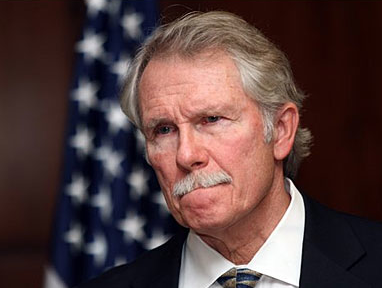 Police arrive at Oregon Democrat Gov. Kitzhaber home