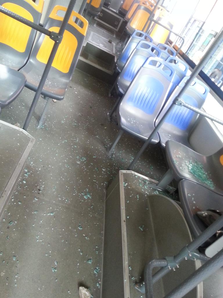 bustrujillo's tweet photo. Desadactados destruyen vidrios a Bus Trujillo y generan sosobras a usuarios! @NicolasMaduro http://t.co/nP6hySOYrR