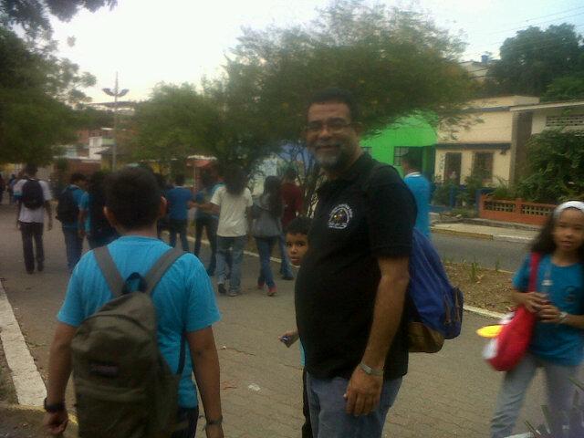 Jenifersantan20's tweet image. #elsistemacumple40 @NCharallave. Saliendo de ensayo con el prof